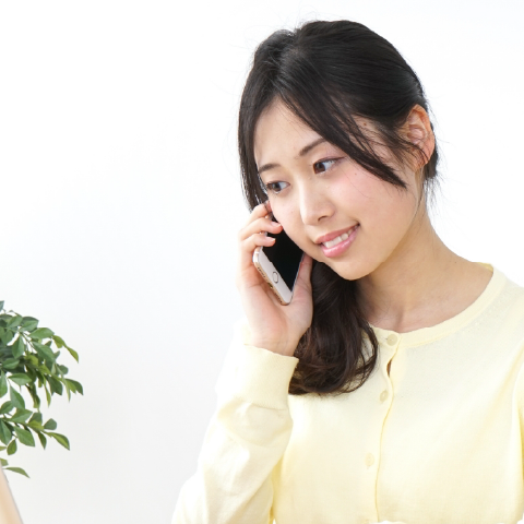 電話で相談する女性